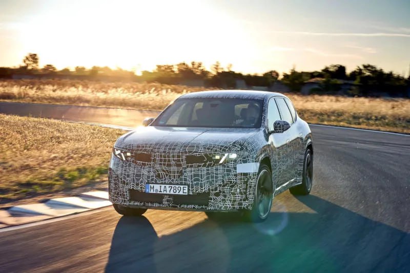 BMW sürücü üçün dönmə işıqlarını yandıracaq 