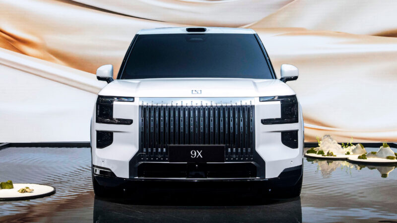 Geely-nin istehsalı olan 1,381 at gücünə malik Zeekr 9X hibrid krossoverinin ilkin satışlarına avqust ayında start veriləcək.