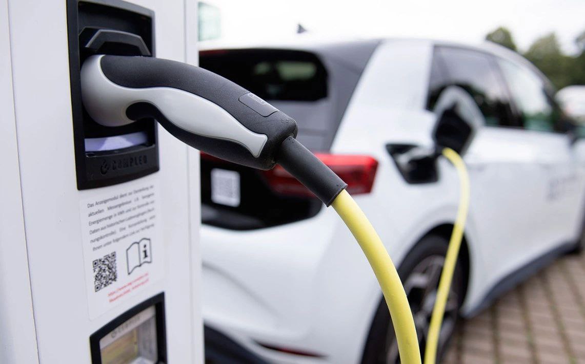 Avtomobil enerji yığarkən sürücülər nə ilə məşğul olur?